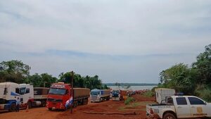 Camioneros bloquean Puerto Indio para exigir construcción de ruta  - ABC en el Este - ABC Color