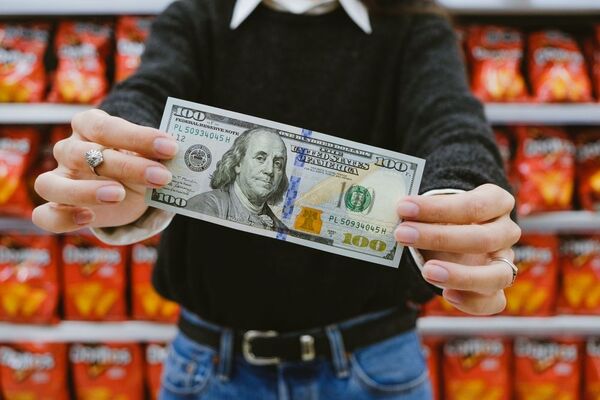 Banco eleva proyección del dólar para fin de año, pero aún no observa impacto en la inflación - MarketData
