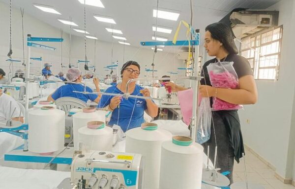 Mujeres privadas de libertad de CDE producen 400 batas hospitalarias por día