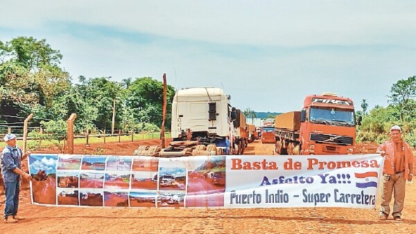 Exigen mesa de diálogo para levantar bloqueo de Puerto Indio