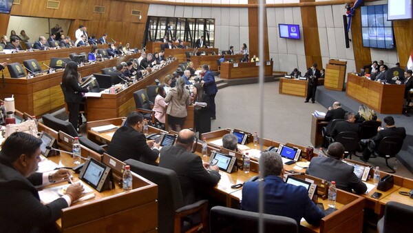 Ejecutivo presenta adenda a Bicameral para aumentar dieta de legisladores