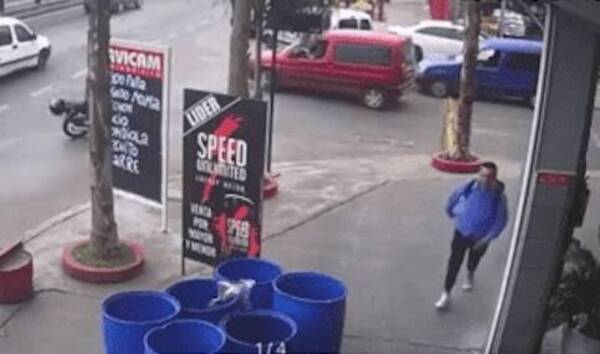 [VIDEO] Corrió porque llegaba tarde al trabajo, le confundieron con un ladrón y le garrotearon