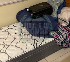 Dan a conocer la foto de la cama de Jean que se rompió