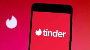 La App Tinder permite que madres de usuarios elijan a sus posibles "match"