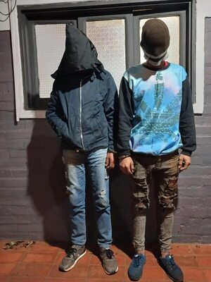 Tras fallido de asalto detienen a dos personas con una moto robada - Policiales - ABC Color