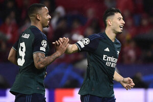 Versus / Arsenal triunfa de visitante y salta a lo más alto de su grupo