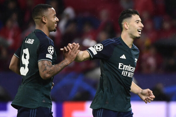 Versus / Arsenal triunfa de visitante y salta a lo más alto de su grupo
