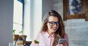 La Nación / ¡Cuidado! Sepa los riesgos de utilizar el celular a la hora de comer