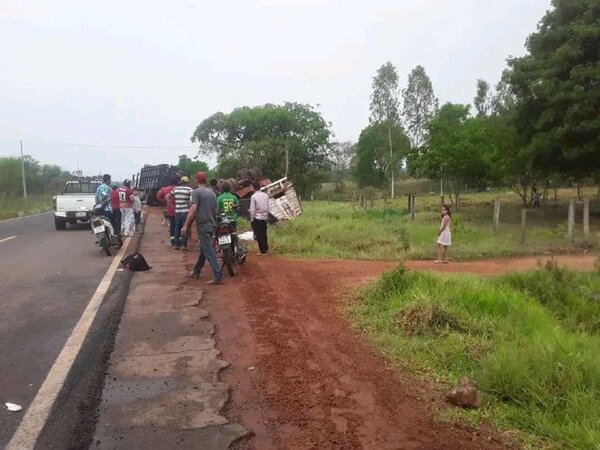 Madre muere arrollada, pero logra salvar a su hija