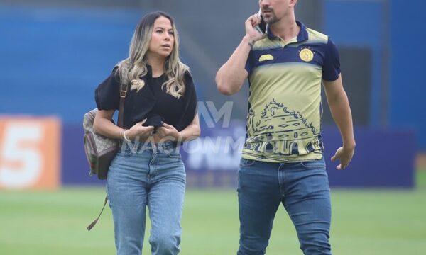 Jonathan Santana y su doña en el partido de Sportivo Trinidense y Cerro Porteño