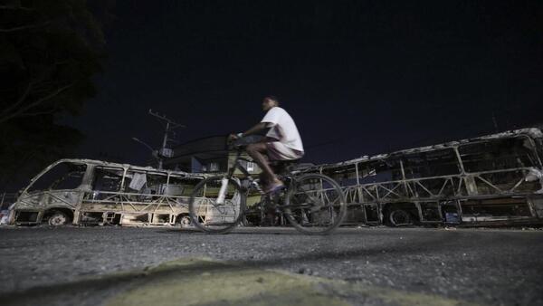 Arden 35 buses en Río de Janeiro, una docena de sospechosos fueron detenidos