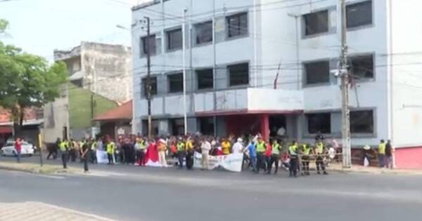 La Nación / Agentes penitenciarios siguen en huelga de hambre frente al Ministerio de Justicia