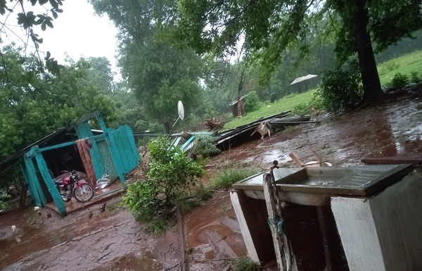 Una especie de tornado azotó la colonia Montanaro en Coronel Oviedo