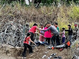 Migrantes derriban a la Guardia Nacional y el cerco de púas en la frontera de México-EEUU - Mundo - ABC Color