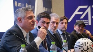 Impulsan campaña de reinserción escolar de futbolistas en Paraguay