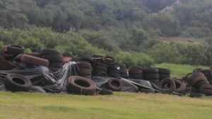 Piden intervención de un predio municipal con acumulación de cubiertas en Ciudad del Este