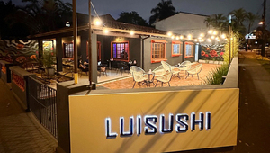 LuiSushi está pisando fuerte con su sushi libre de autor (probá el sashimi flambeado)