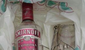 Hallan botellas de alcohol y preservativos tras toma