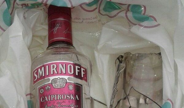 Hallan botellas de alcohol y preservativos tras toma