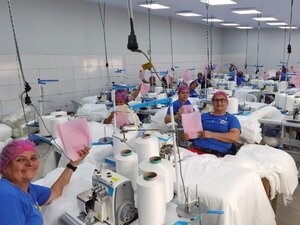 Reclusas de “Juana María de Lara” logran producción récord de batas hospitalarias - La Clave