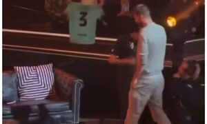 (VIDEO)No vio claramente: Piqué cayo del escenario