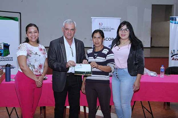 Cano entrega tarjetas a beneficiarios de Programa Tekoporã | DIARIO PRIMERA PLANA