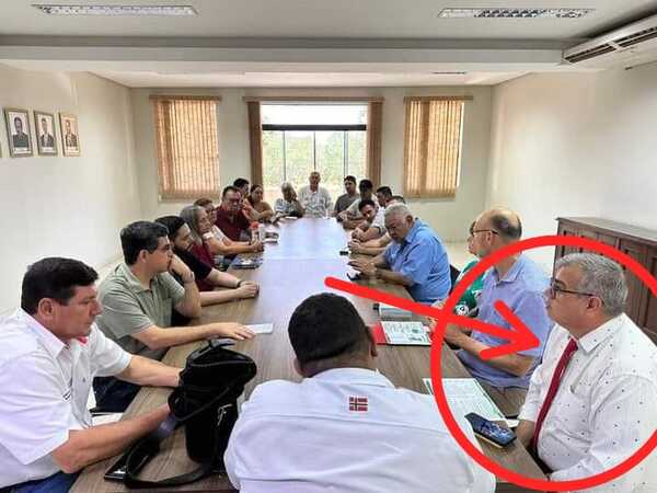 ¿Que hacía el seccionalero Martín Benítez en la mesa con el Gobernador ?