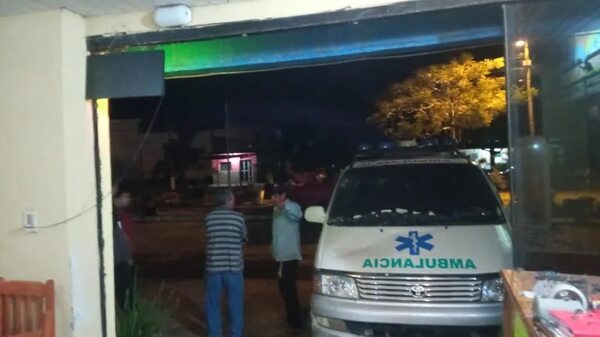 Video: conductora pierde el control de una ambulancia e ingresa a un hotel - Policiales - ABC Color