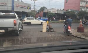 Señalizan enorme y peligroso bache en Ciudad del Este