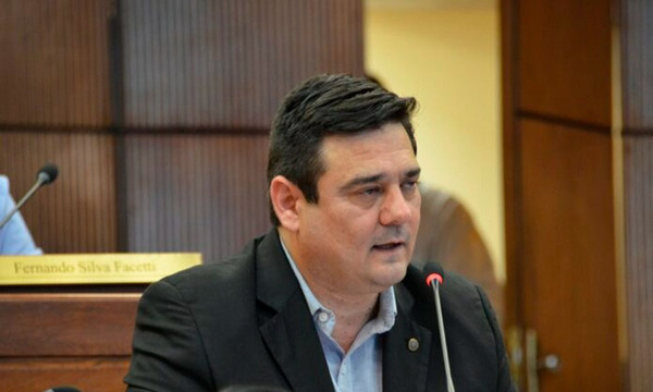 Senador advierte: “Este parlamento arderá en llamas”