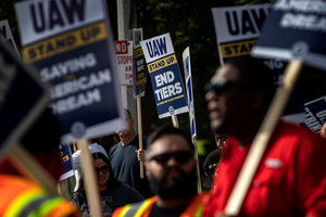 El sindicato United Auto Workers ampl铆a huelga del sector motor en EEUU a la planta de General Motors en Texas - Revista PLUS