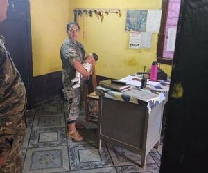 Poli amamantó a bebé upéi de que su madre se accidentó