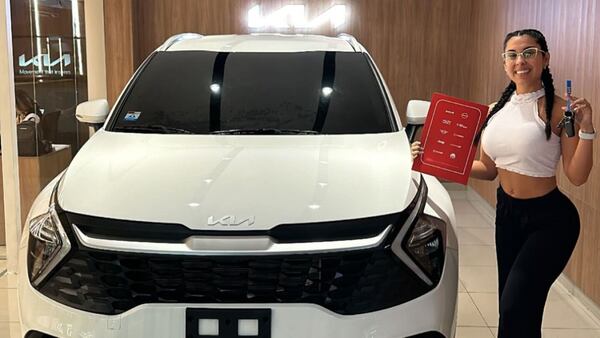 Rosy Alderete pureó su nueva camioneta y aclaró que no fue regalo de sugar