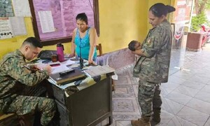 Loable gesto: Suboficial de policía amamanta a bebé accidentada con su madre – Prensa 5