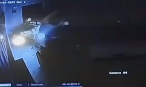 (VIDEO)Quiso estacionar ambulancia y destrozó un hotel