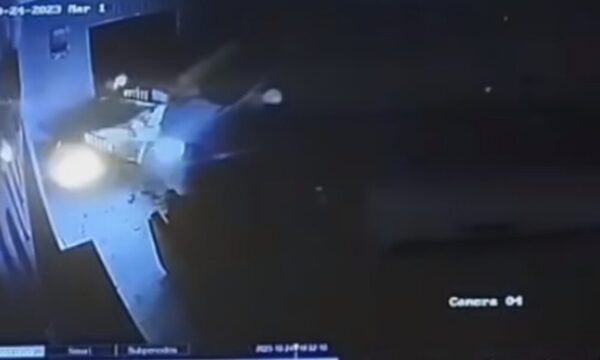 (VIDEO)Quiso estacionar ambulancia y destrozó un hotel