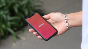 El joven paraguayo prefiere Tinder y el adulto opta por LinkedIn