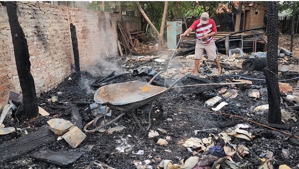 Hombre queda en la calle tras incendio de su vivienda
