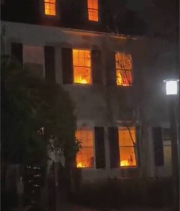 [VIDEO] Dos casas se incendiaban pero los bomberos se llevaron una gran sorpresa