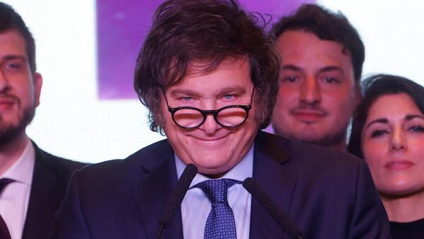 Un león y un pato abrazados: Así refleja Javier Milei en sus redes el apoyo de Bullrich