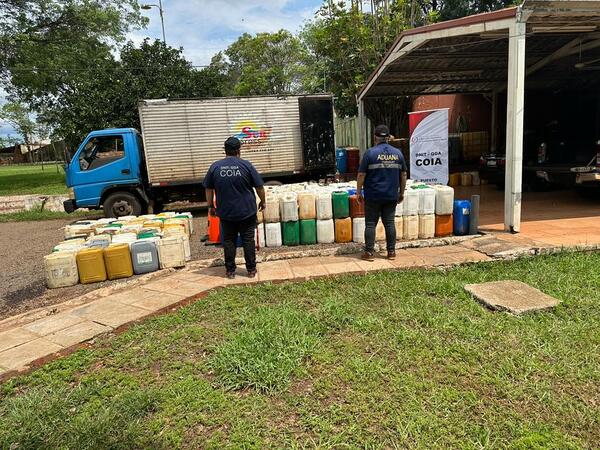 CONFISCAN VEHÍCULO CON MERCADERÍAS Y CARBURANTES DE PRESUNTO CONTRABANDO EN TRINIDAD