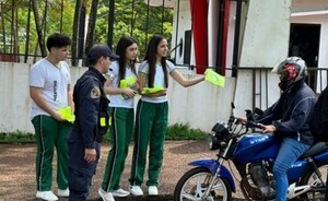 Motociclistas reciben chalecos reflectivos de estudiantes de CDE
