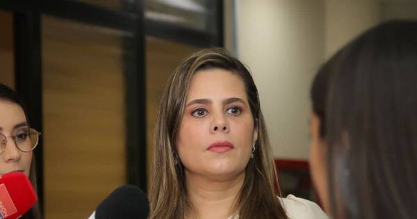 La Nación / Masterado y doctorado exprés de Kattya González serían ilegales, afirma exdecano