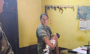 Una Suboficial de policía amamanta a bebé accidentada con su madre