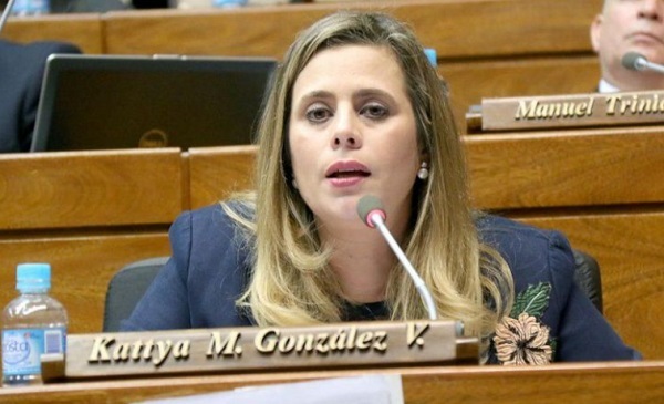Kattya González: “¿Dudan de mis títulos? ¡Júzguenme!”
