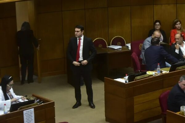 Hernán Rivas deja el JEM por ahora y lo reemplaza otro cartista - Política - ABC Color