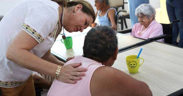 La Nación / Con el alta médica trasladan a un hogar a 11 adultos mayores