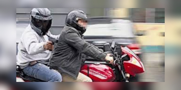 Motochorros asaltan a jóvenes en pleno centro de Encarnación