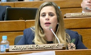 Kattya González: “¿Dudan de mis títulos? ¡Júzguenme!”