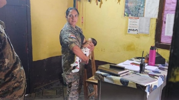 Empática suboficial de policia amamanta a beba accidentada con su madre - Noticias Paraguay